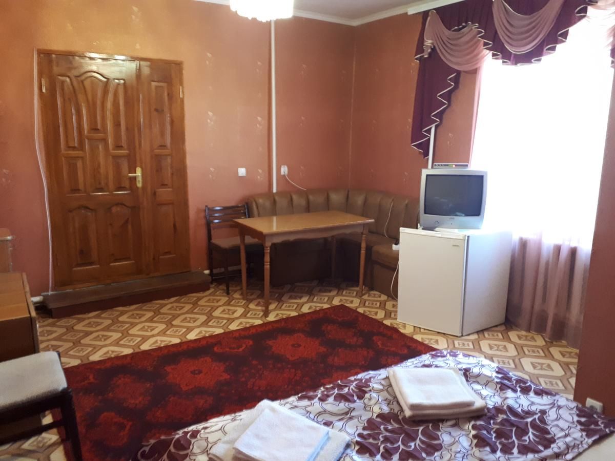 Мини-отель Hotel Gostynnyi Dvir Sharhorod-36