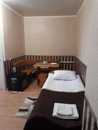 Мини-отель Hotel Gostynnyi Dvir Sharhorod Просторный двухместный номер с 2 отдельными кроватями-3