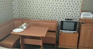 Мини-отель Hotel Gostynnyi Dvir Sharhorod Просторный двухместный номер с 2 отдельными кроватями-1
