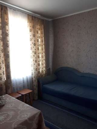 Мини-отель Hotel Gostynnyi Dvir Sharhorod Трехместный номер «Комфорт» с душем-3