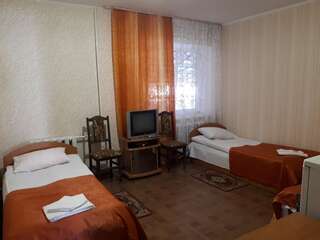 Мини-отель Hotel Gostynnyi Dvir Sharhorod Классический трехместный номер-1