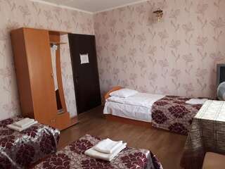 Мини-отель Hotel Gostynnyi Dvir Sharhorod Трехместный номер «Комфорт» с душем-2