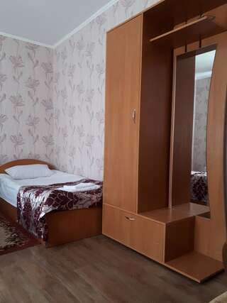Мини-отель Hotel Gostynnyi Dvir Sharhorod Трехместный номер «Комфорт» с душем-3
