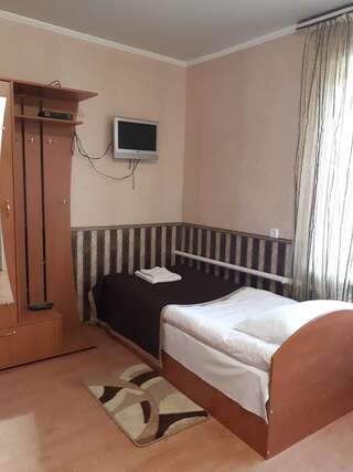 Мини-отель Hotel Gostynnyi Dvir Sharhorod Просторный двухместный номер с 2 отдельными кроватями-1